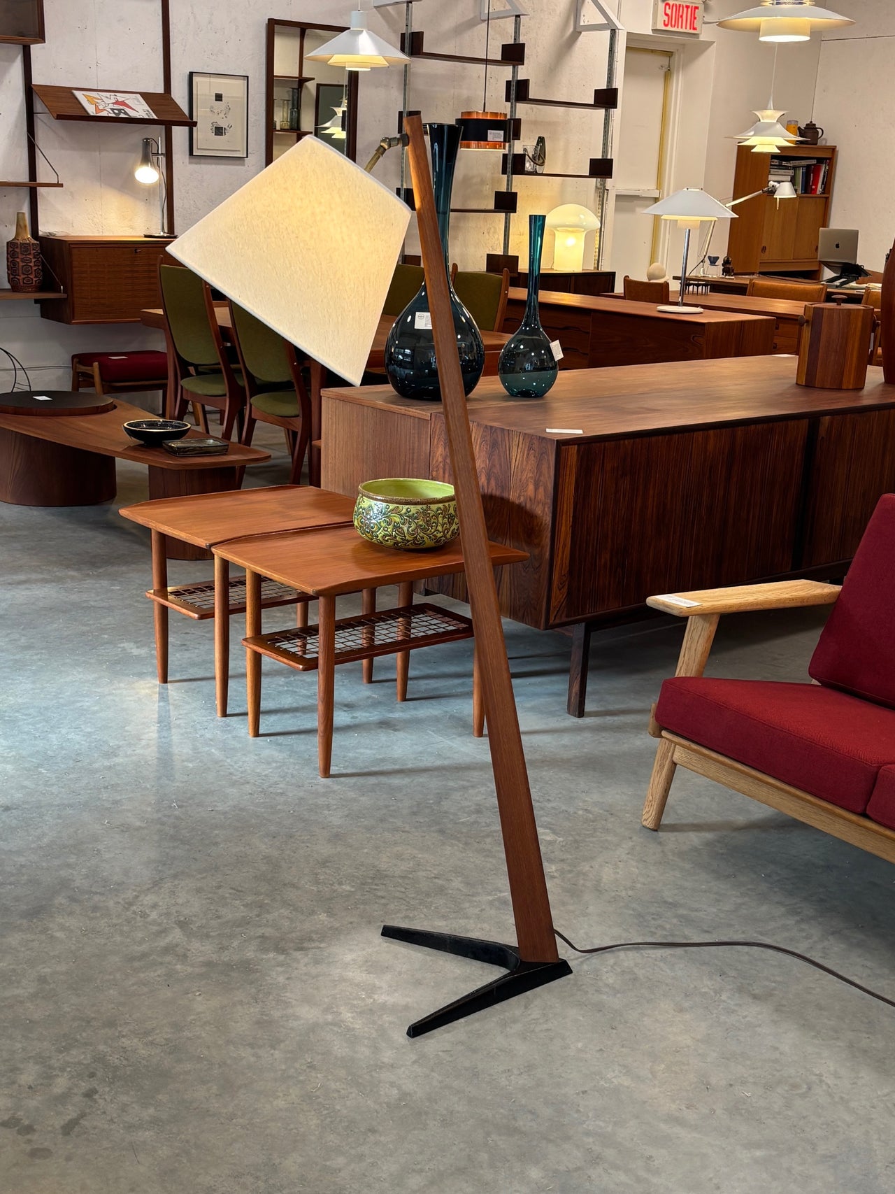 Lampe de sol scandinave en teck et fonte, circa 60