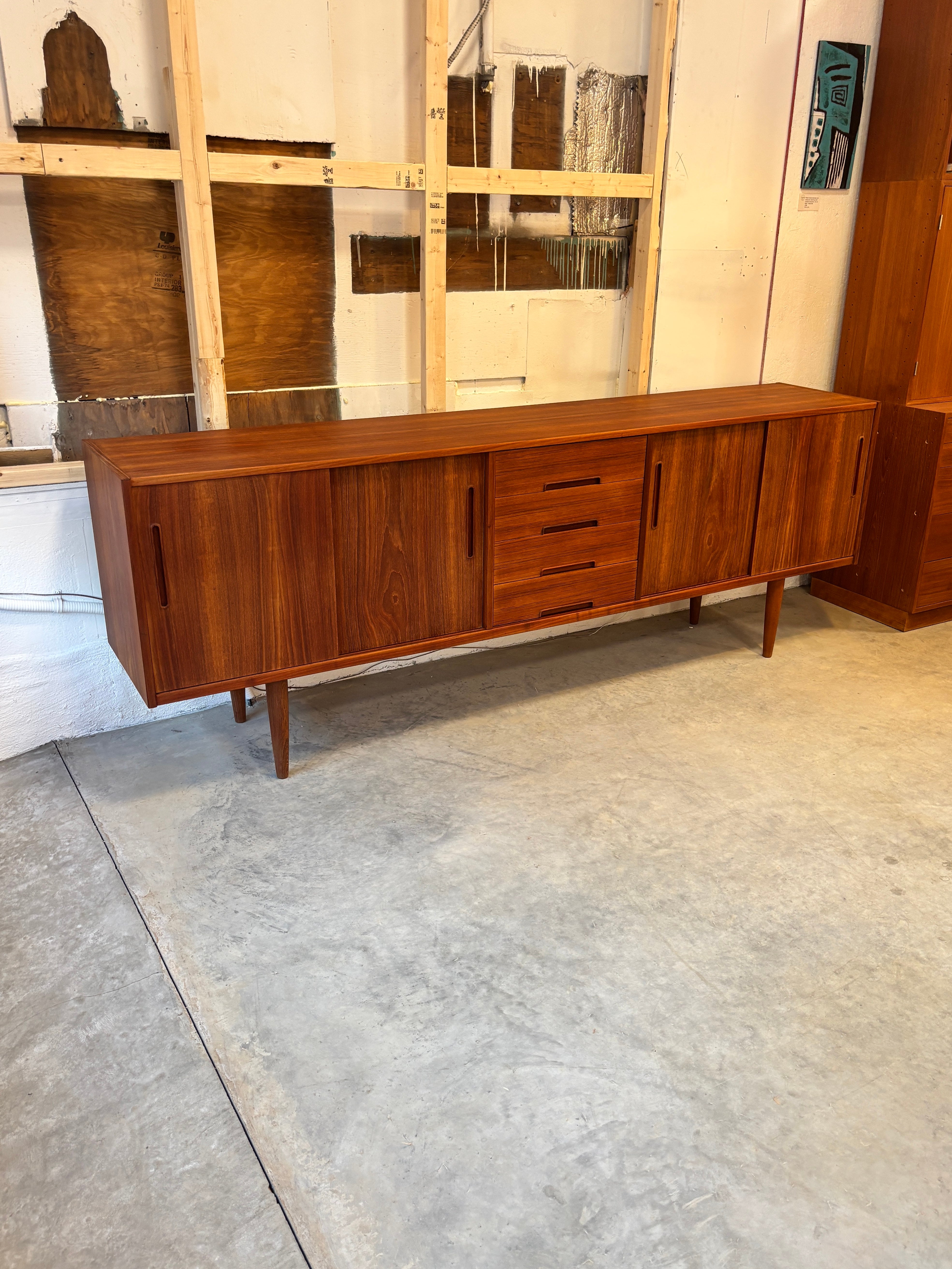 Grand buffet en teck par Nils Jonsson pour Hugo Troeds, Suède circa 60